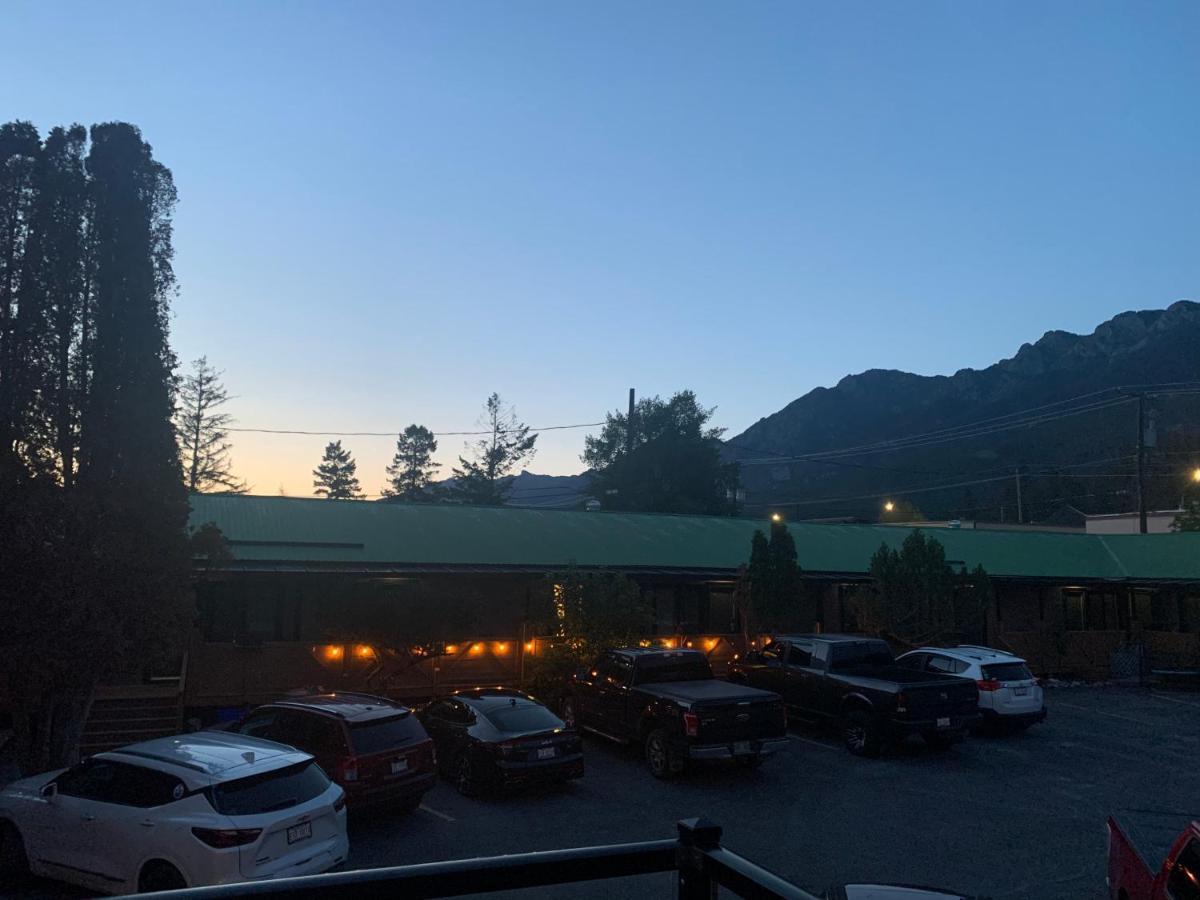 Destination Inn Radium Hot Springs Exterior foto